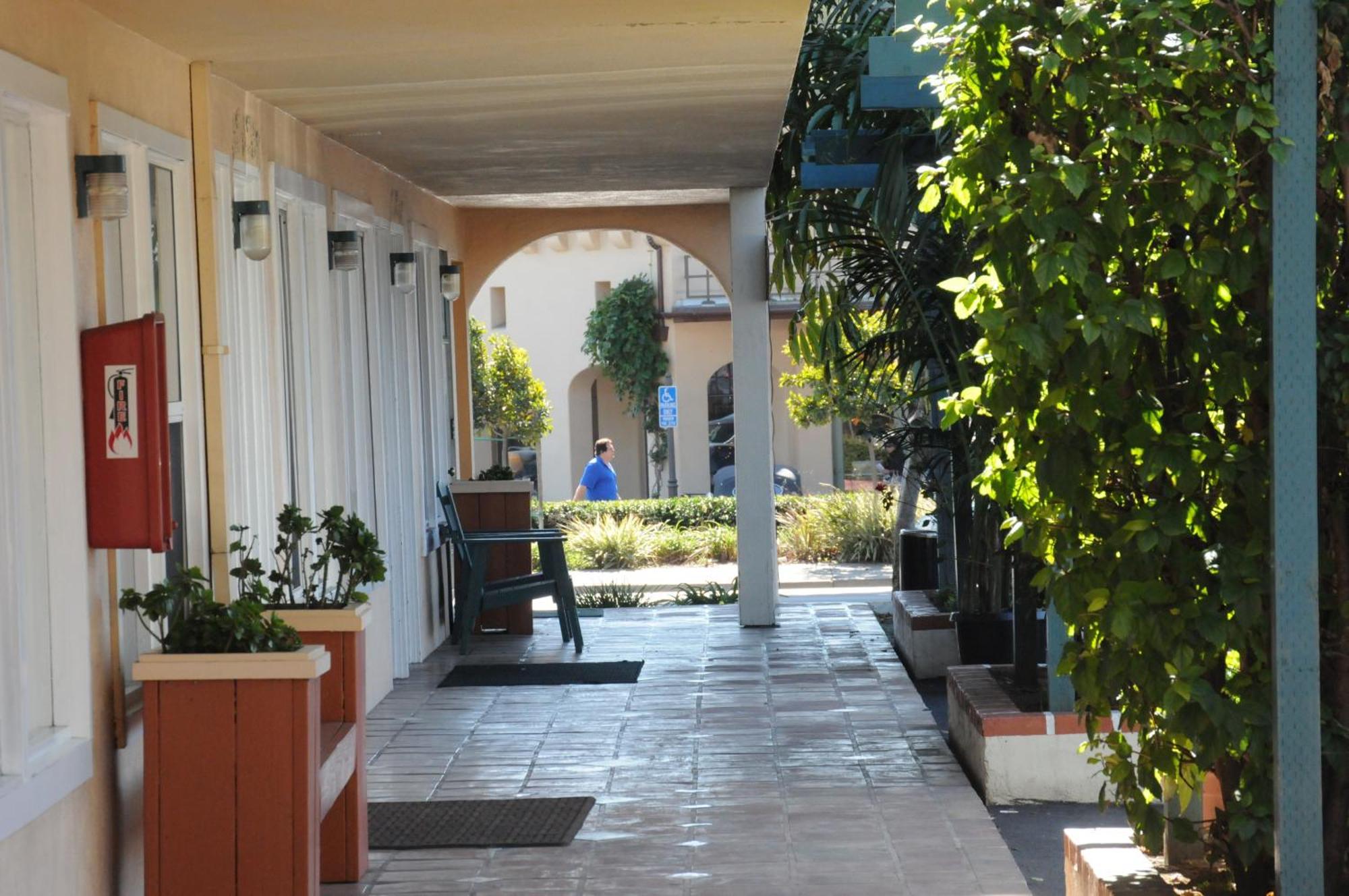 Oasis Inn And Suites Санта-Барбара Экстерьер фото